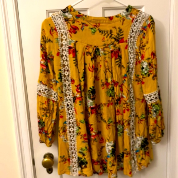 Xuan Ying collection large lace accent tunic - Picture 4 of 4